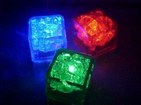 خرید یخ های نورانی LED مکعبی هفت رنگ